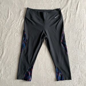 Nike woman’s cropped active leggings. Size M